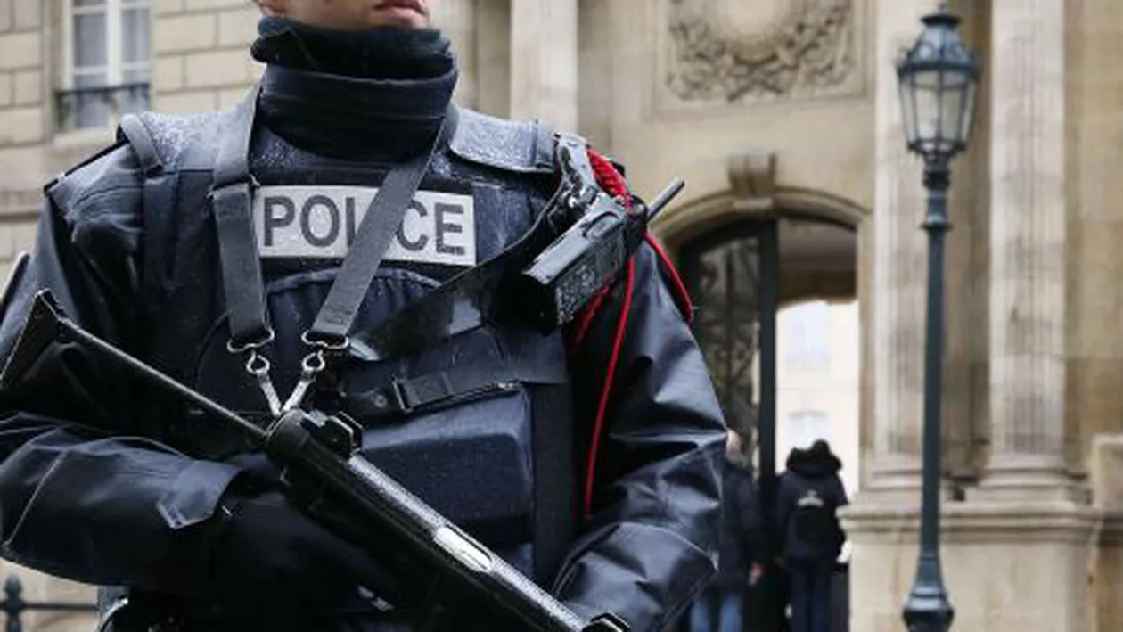 Paris: Un bărbat a încercat să ia ostatici, a înjungiat un polițist și a fost împușcat mortal de oamenii legii