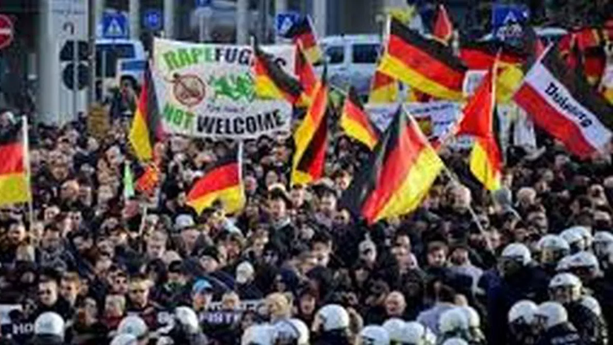 Polițiștii au intervenit cu tunuri cu apă pentru a-i liniști pe protestatarii din Koln care aruncau cu sticle și petarde în ei