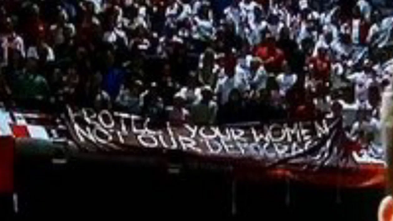 ”Protejați-vă femeile voastre, nu democrația noastră!”. Polonezii prezenți la un meci contra Germaniei au protestat împotriva politicii acesteia în criza imigranților