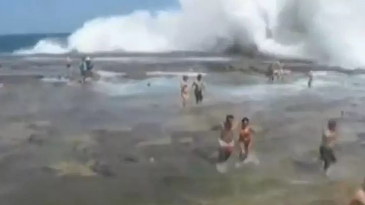 Australia: Imagini șocante surprinse în Sydney unde 150 de persoane au fost rănite în urma unor valuri uriașe (VIDEO)