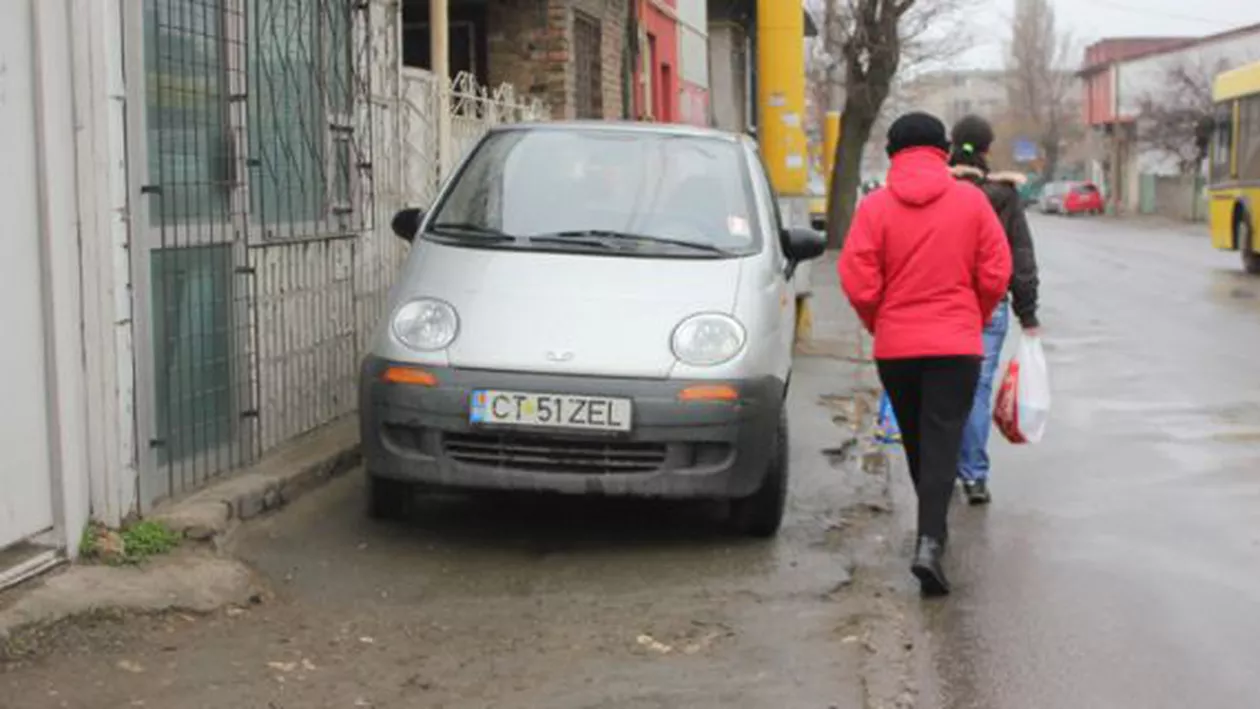 PROIECT DE LEGE:  Un senator vrea ca mașinile să fie parcare pe trotuar numai dacă asigură un spațiu liber de doi metri pentru confortul pietonilor