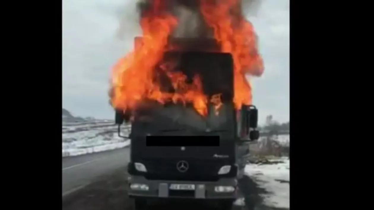 Un camion a luat foc pe DE 85, în apropiere de Fălticeni (VIDEO)