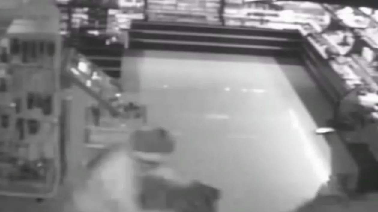 Jaf ca în filme la o parfumerie din Constanța. Hoții au fugit în 2 minute cu marfă în valoare de peste 100.000 de lei (VIDEO)
