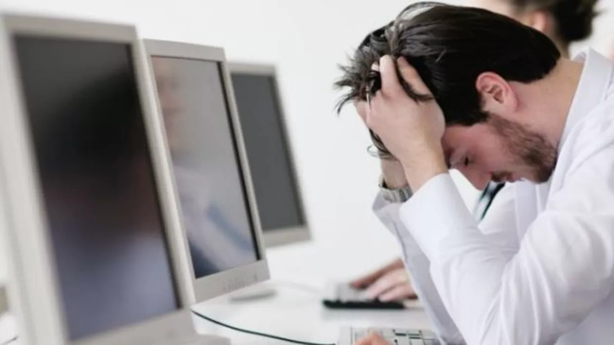 Uneori, munca prea multă poate aduce probleme: Tânăr expulzat din Danemarca pentru că muncea prea mult