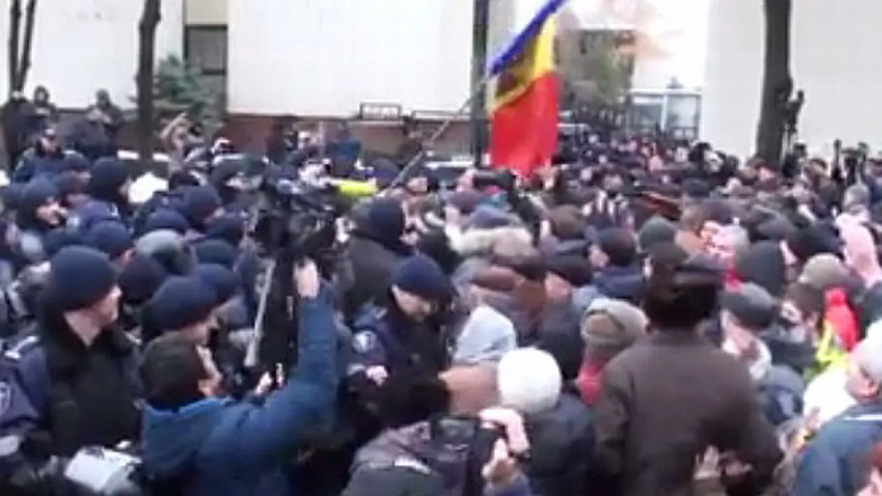 Fierbe Republica Moldova! Manifestanţii îi cer preşedintelui să refuze să desemnarea oligarhului Plahotniuc în funcţia de premier! (VIDEO)