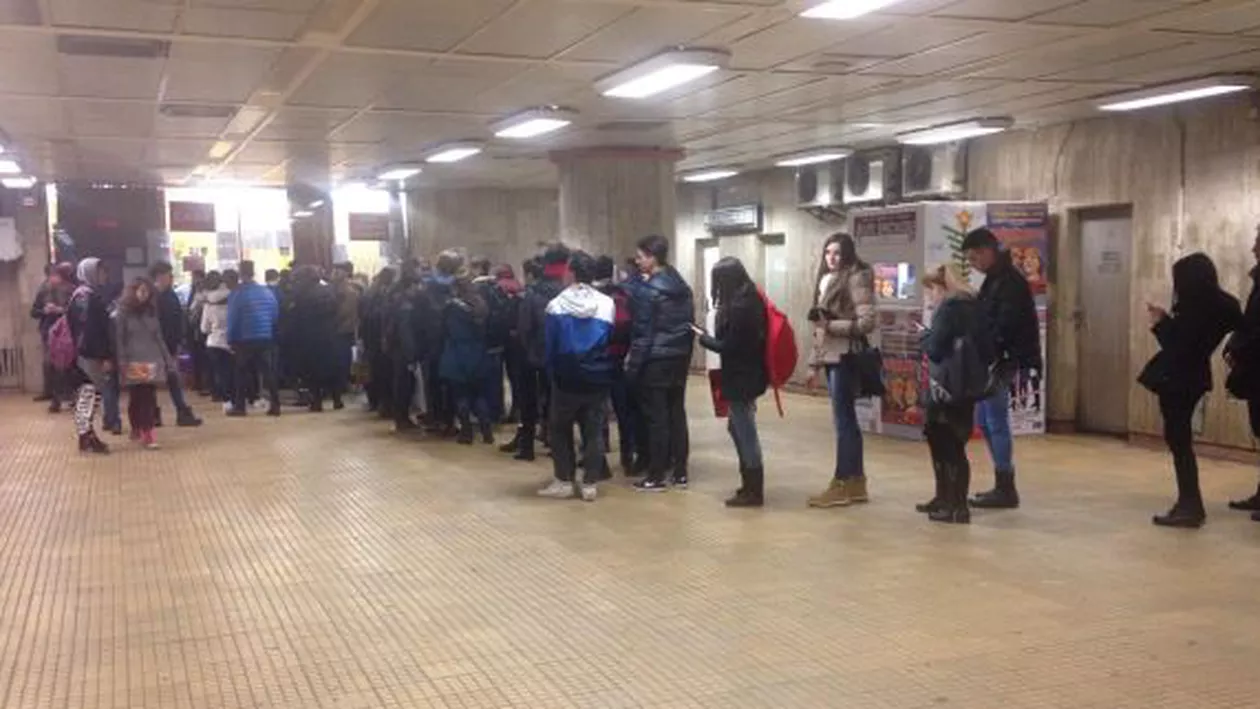 "Sunteți tineri, așteptați fraților, că prea v-ați obișnuit cu binele": Un tânăr reacționează pe Facebook după ce a stat o oră la o coadă pentru a-și face abonament la metrou la preț redus