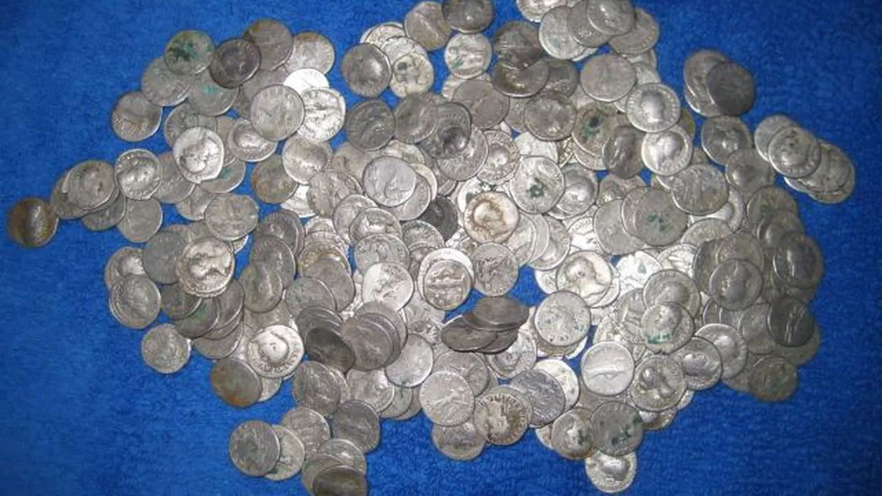 Piatra Neamț: Un tânăr a descoperit un tezaur de 167 de denari imperiali romani