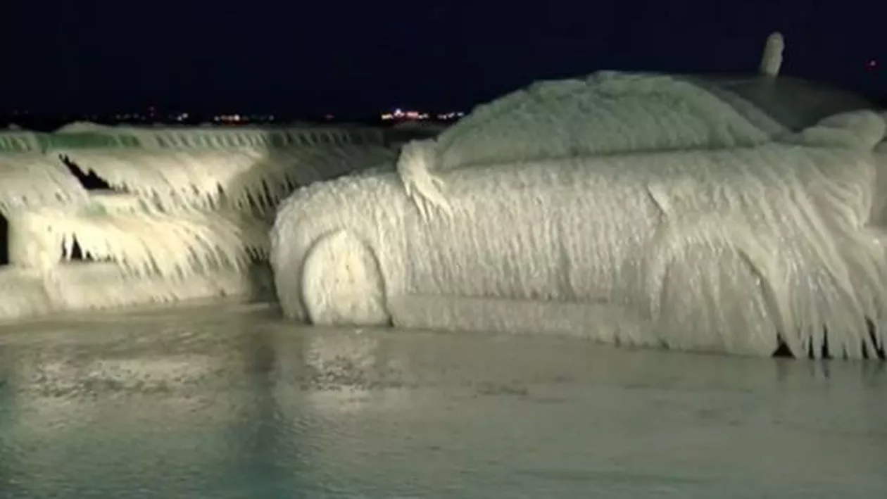 America de Nord: O mașină parcată lângă Lacul Erie a înghețat complet (VIDEO)