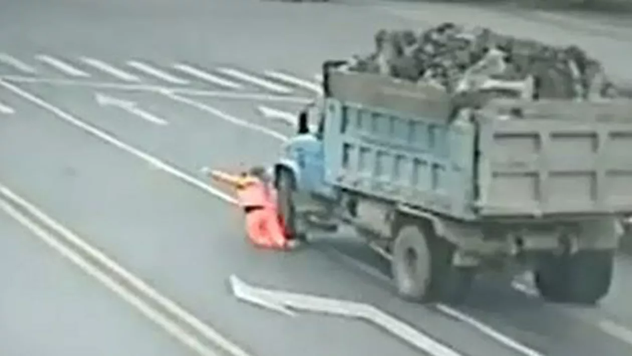 Accident dramatic în China: Un lucrător, lovit în plin de un camion de marfă (VIDEO)