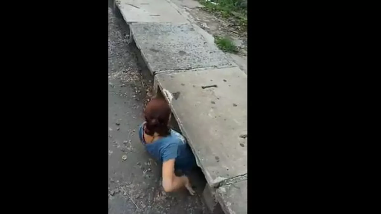 O tânără a cucerit internetul, după ce a întrat într-un canal pentru a salva o pisică (VIDEO)