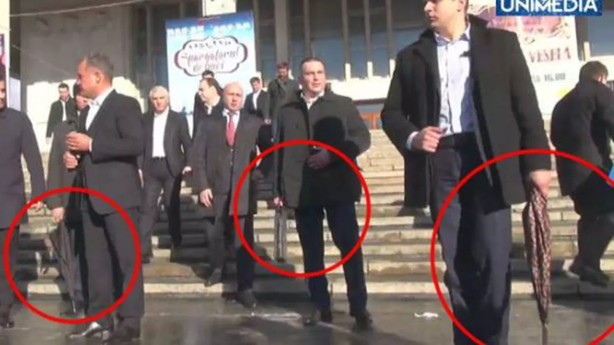 Oligarhul James Bond: Bodyguarzi înarmați şi umbrele anti-glonț, arsenalul lui Vlad Plahotniuc la întâlnirea cu susţinătorii săi (VIDEO)