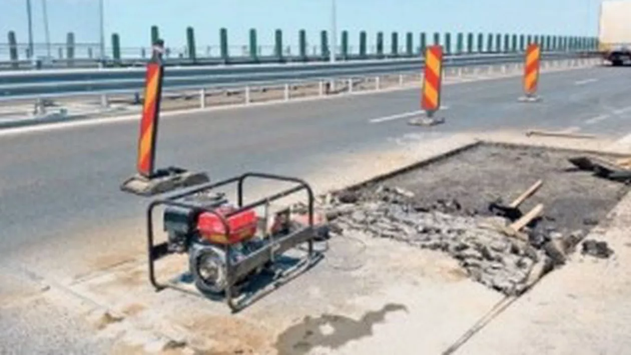 Autostrada Nădlac-Arad, plină de gropi, la nici jumătate de an de la inaugurarea cu fast