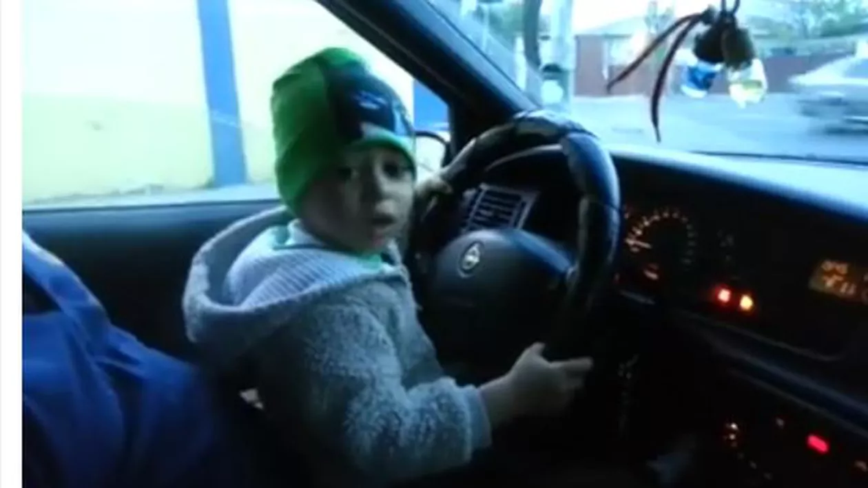 Un copil de 3 ani, lăsat de tată să conducă bolidul pe străzile din București: A înjurat ca “un adevărat șofer” şi le-a transmis un mesaj special polițiștilor (VIDEO)