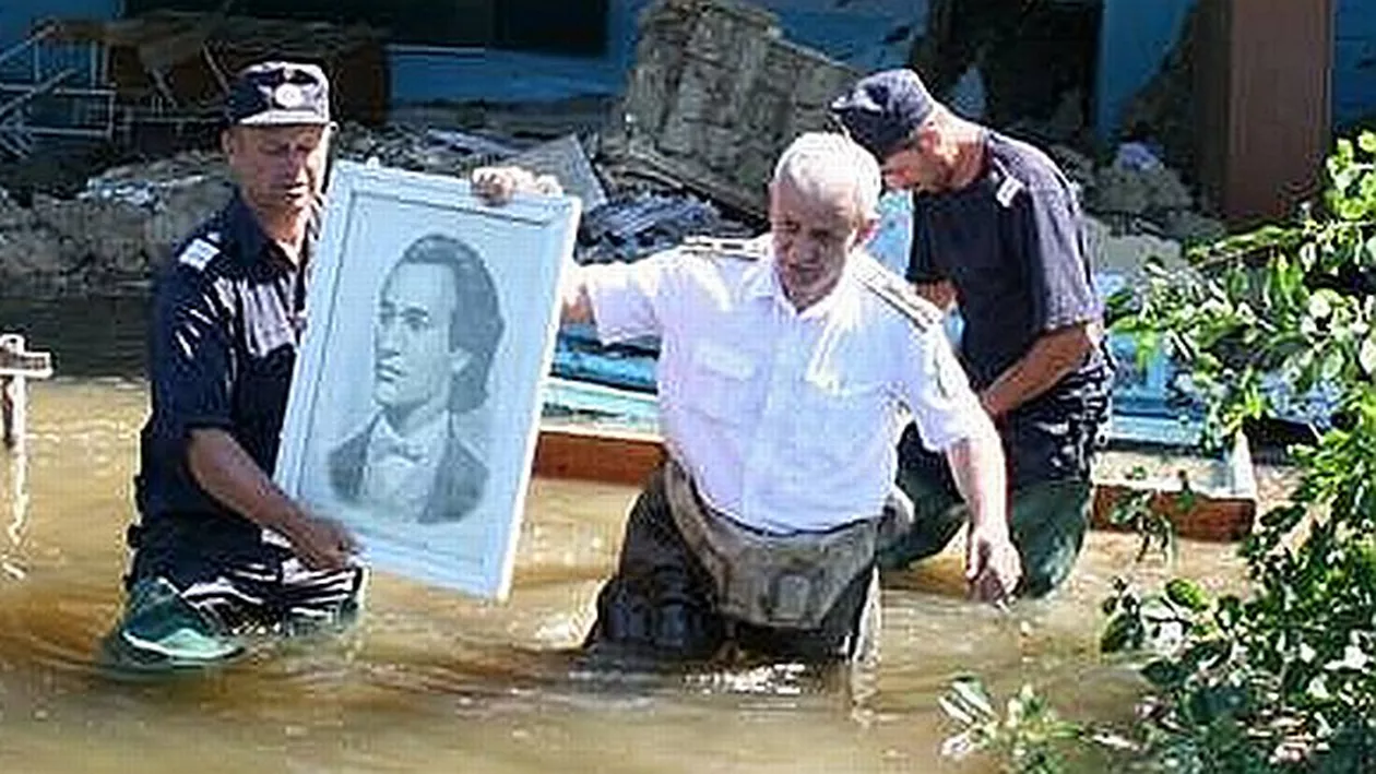 "Acordă-i un moment lui EMINESCU". IMAGINEA ZILEI, publicată de MAI: Un tablou al poetului e salvat dintr-o casă afectată de inundații (FOTO)