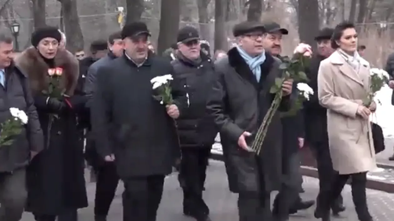 Liderul Partidului Liberal din Republica Moldova, huiduit la depunerile de flori de la bustul lui Mihai Eminescu (VIDEO)