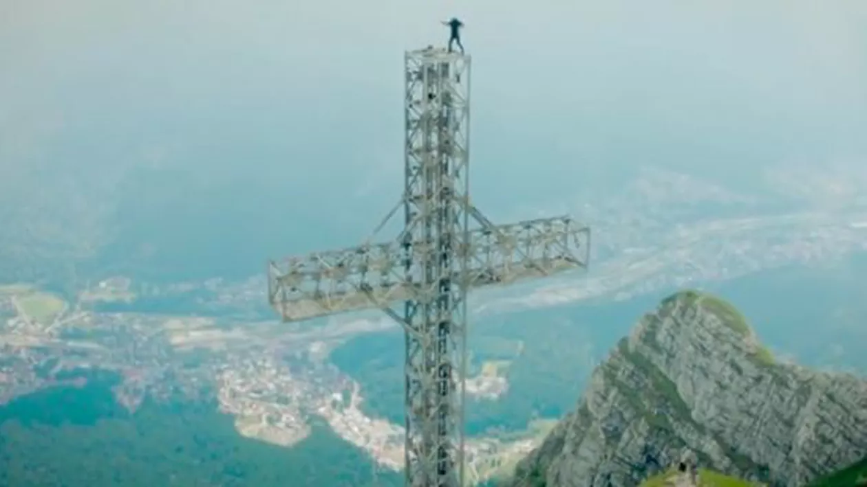Un român a apărut la Bear Grylls, după ce s-a urcat pe Crucea de pe Caraiman fără echipament de protecție! (FOTO, VIDEO)