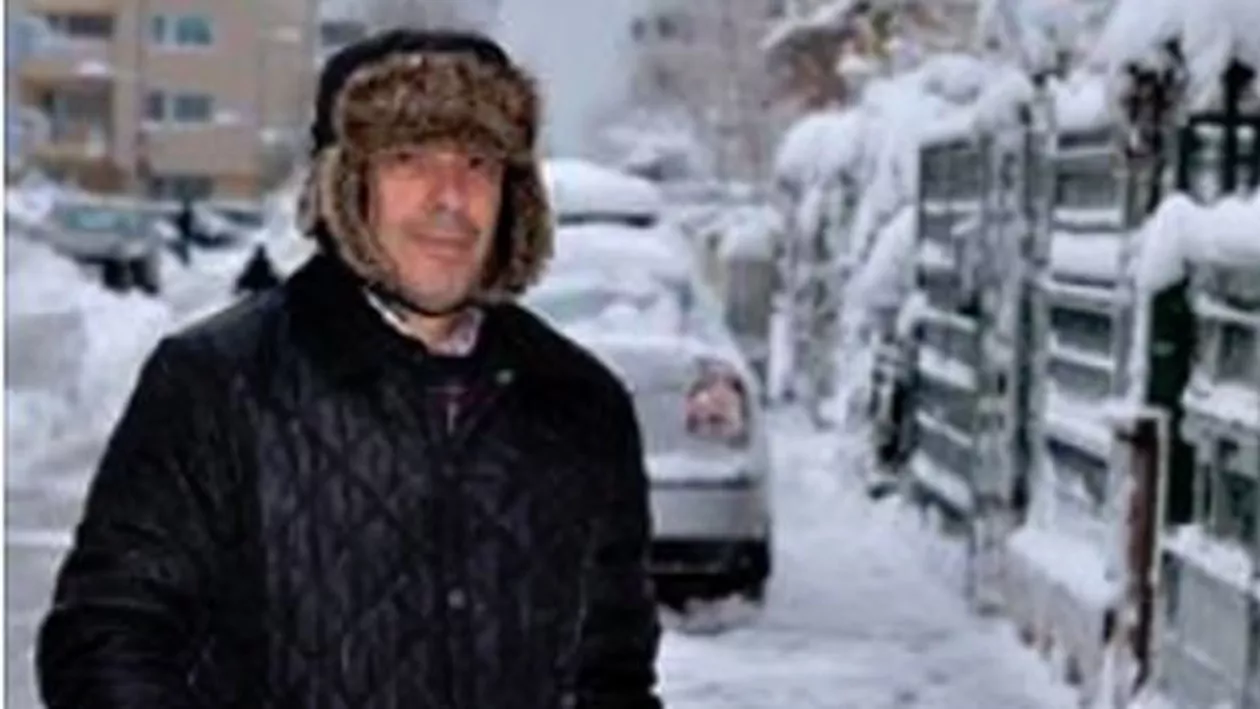 "E mai ușor să scrii romane". Mircea Cărtărescu a ieșit la deszăpezit (VIDEO)