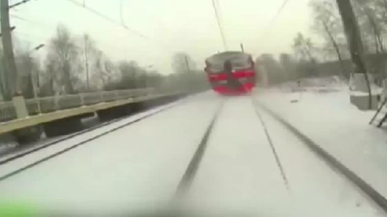 Senzații tari în Rusia! Pe schiuri, tras de tren (VIDEO)