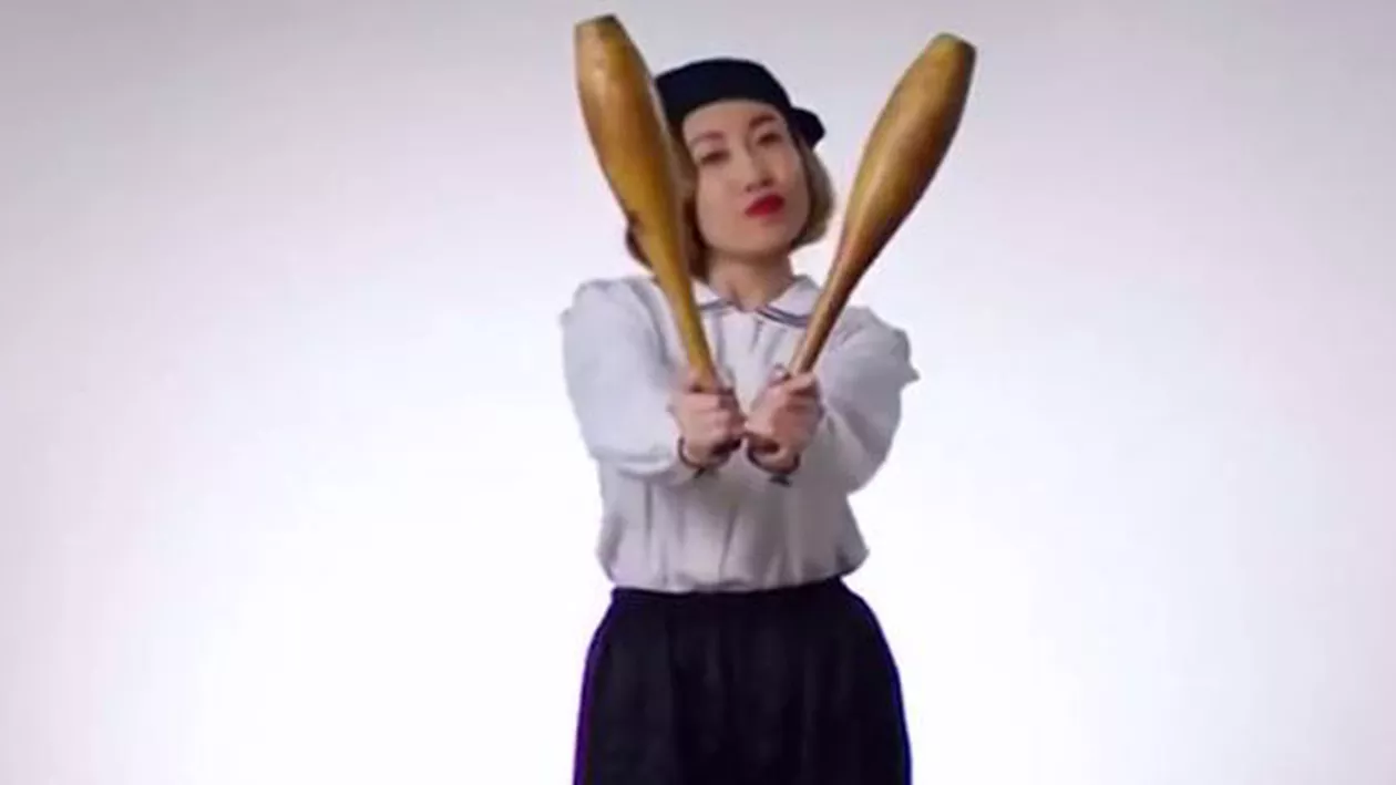 Moda sportivă feminină: De la haine largi și sărit coarda, la pantaloni mulați și gantere (VIDEO)