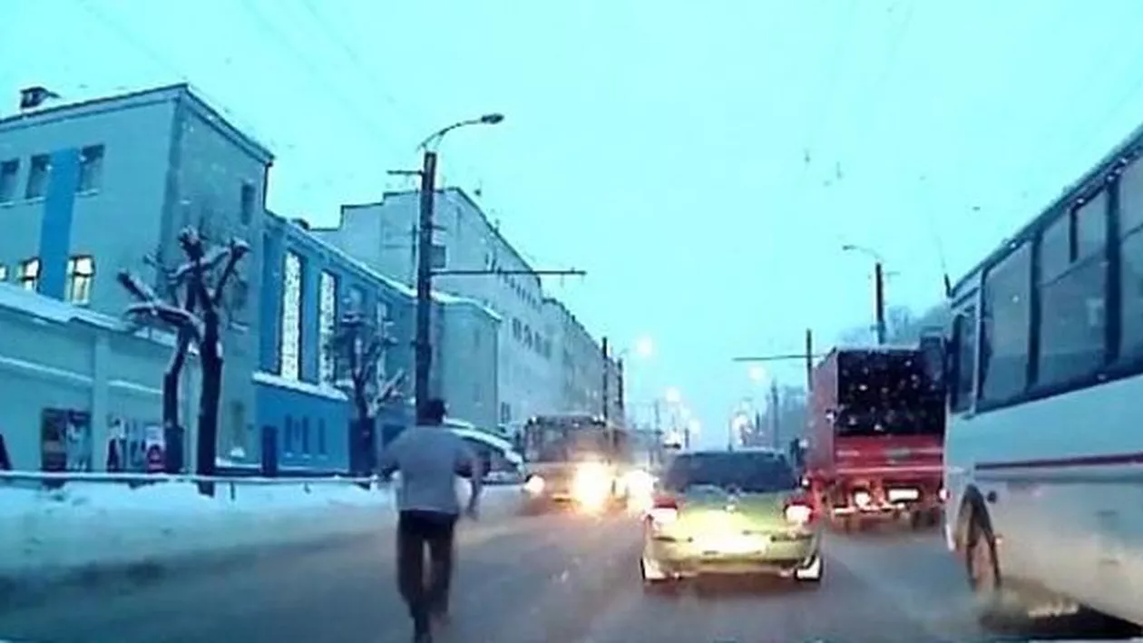Tentativă de sinucidere, filmată de un șofer cu o cameră de bord pe o stradă din Rusia (VIDEO)