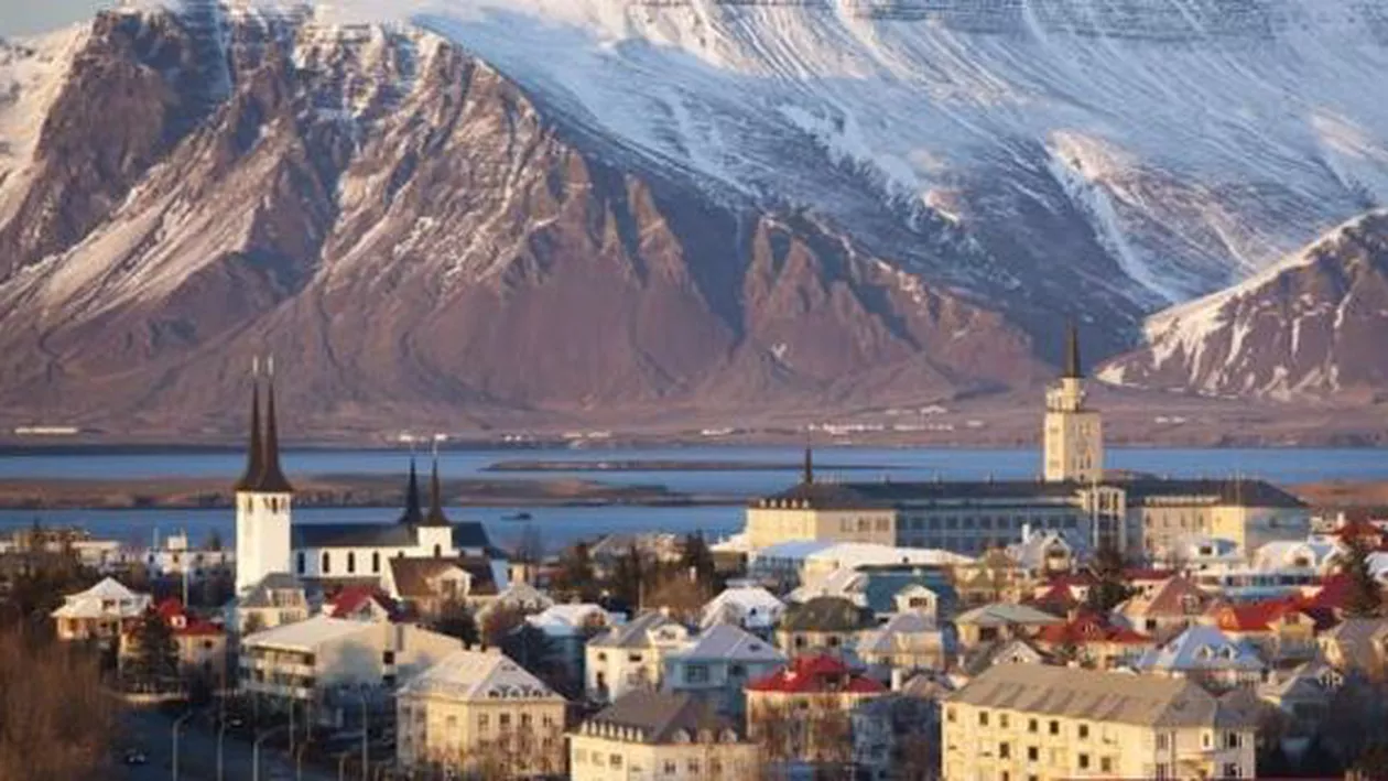 Primii refugiați sirieni au ajuns în Islanda: Premierul Sigmundur Davio Gunnlaugsson i-a întâmpinat pe aeroport