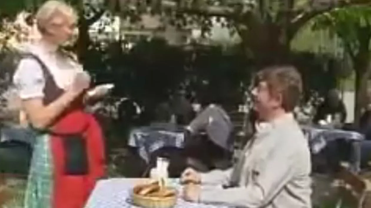 Germanii vor ajunge să vorbească arabă în propria țară: O chelneriță refuză să ia comanda unui neamț, pentru că nu înțelege ce spune  (VIDEO)