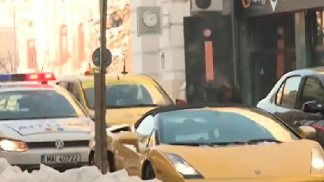 Trafic blocat pe Calea Victoriei din Capitală, după ce posesorul unei mașini de lux și-a parcat bolidul pe partea carosabilă (VIDEO)