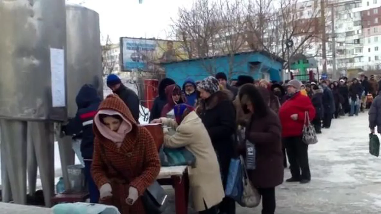 "Preferă să bea aghiasmă de la sfântul robinet decât să ia medicamente": Coadă imensă pentru apă sfințită, lângă mașina de lux a preotului (VIDEO)