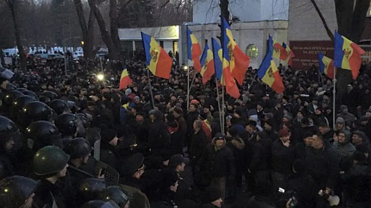 "Jos trădătorii!", "Plahotniuc, un pro­xe­net ajuns să con­ducă o țară!" Intrarea în Parlamentul Republicii Moldova, spartă cu răngile de protestatari. Au avut loc arestări (VIDEO)