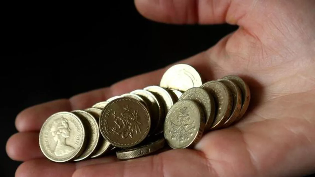 Milioane de lire sterline cheltuite pe campania electorală online din Marea Britanie. Excepție fac laburiștii care și-au cumpărat costume de pui și un autobuz roz (FOTO)