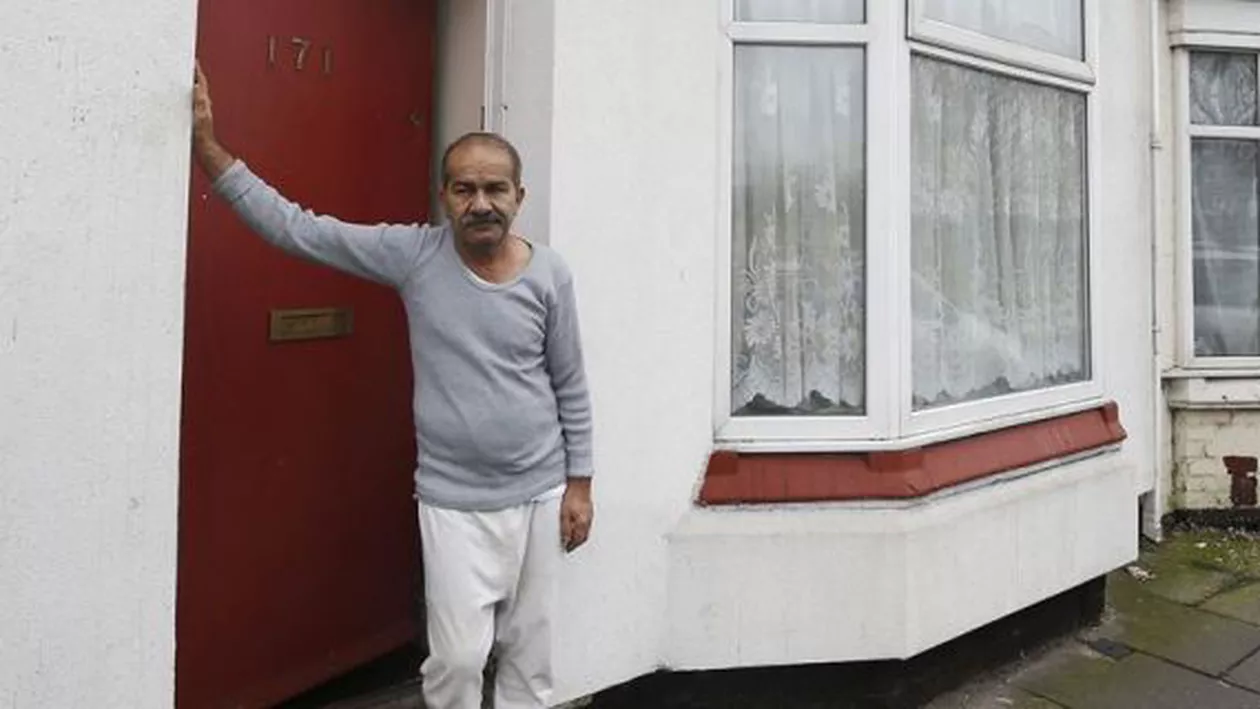 Solicitanții de azil din Middlesbrough suferă abuzuri după ce ușile din fața casei le-au fost vopsite în roșu