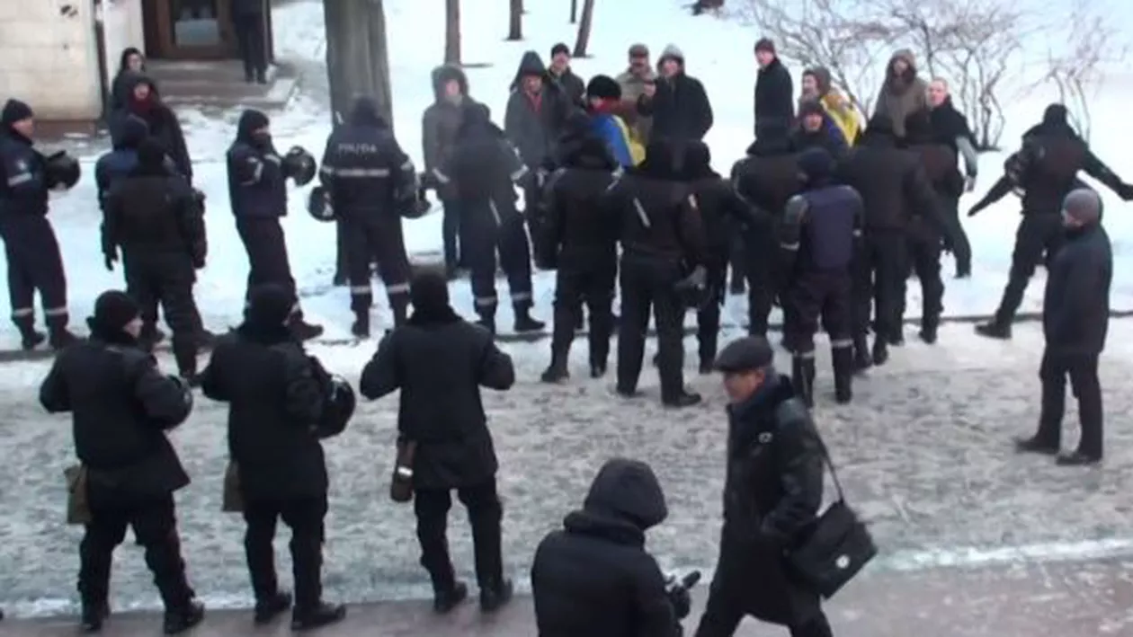 Republica Moldova: Liberalul Mihai Ghimpu, huiduit și atacat cu bulgări de zăpadă înainte de învestirea guvernului Filip (VIDEO)