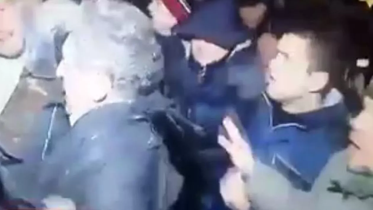 Iuda trădătorul: Protestatarii i-au spart capul liberalului Mihai Ghimpu, după ce îl atacaseră cu bulgări de zăpadă (VIDEO)