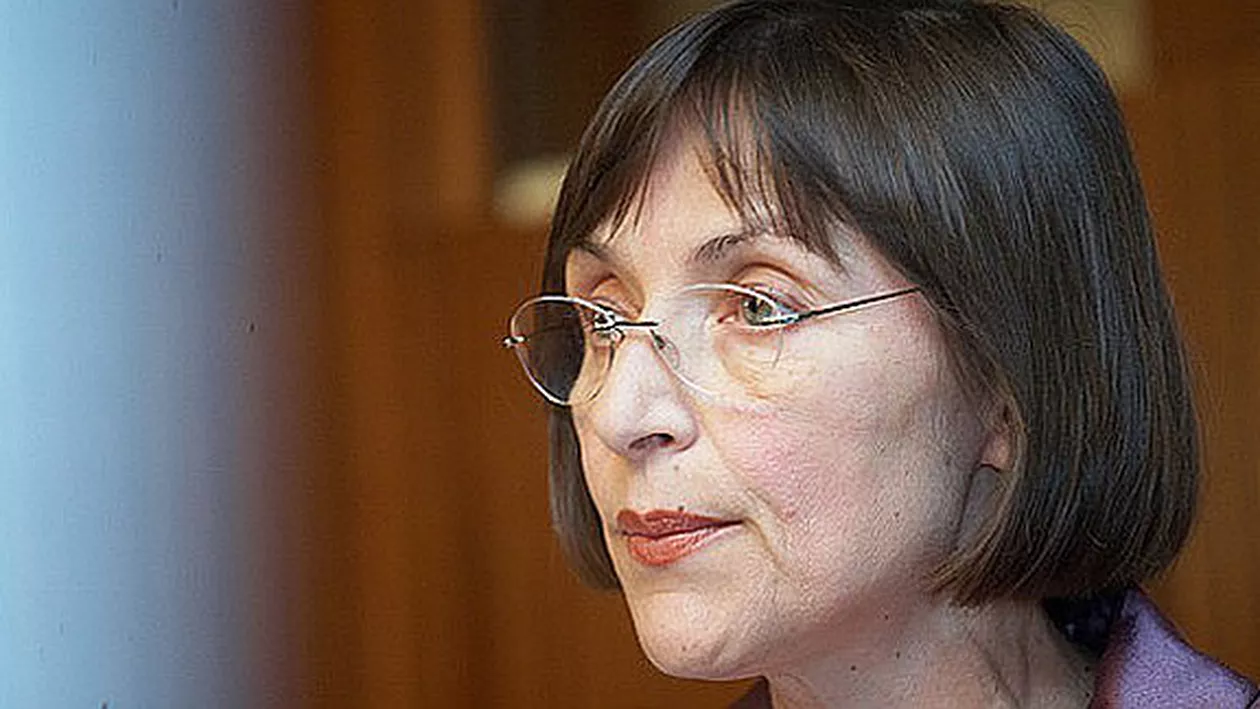 “Mi-au ars câţiva pumni în spate!”Corina Fusu, politiciana din Moldova cunoscută pentru colanţii coloraţi, a fugit deghizată din Parlament (FOTO)