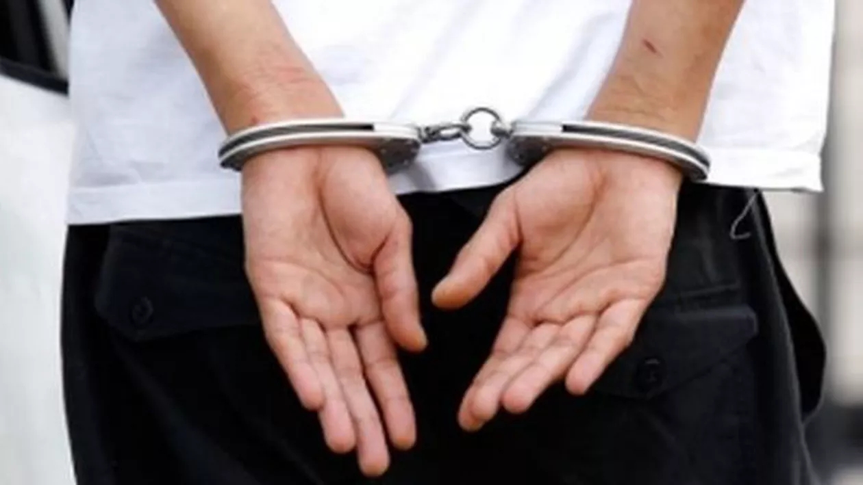 Suceava: Doi adolescenți au fost arestați după ce au întreţinut relaţii sexuale cu o fată de 11 ani pe care au fotografiat-o goală și apoi au publicat imaginile pe internet