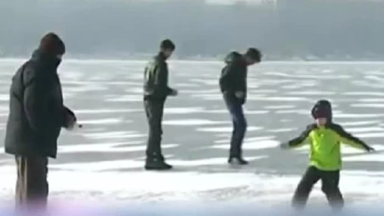 Constanța: Distracție periculoasă pe gheață. Zeci de persoane au patinat pe Lacul Tăbăcărie (VIDEO)