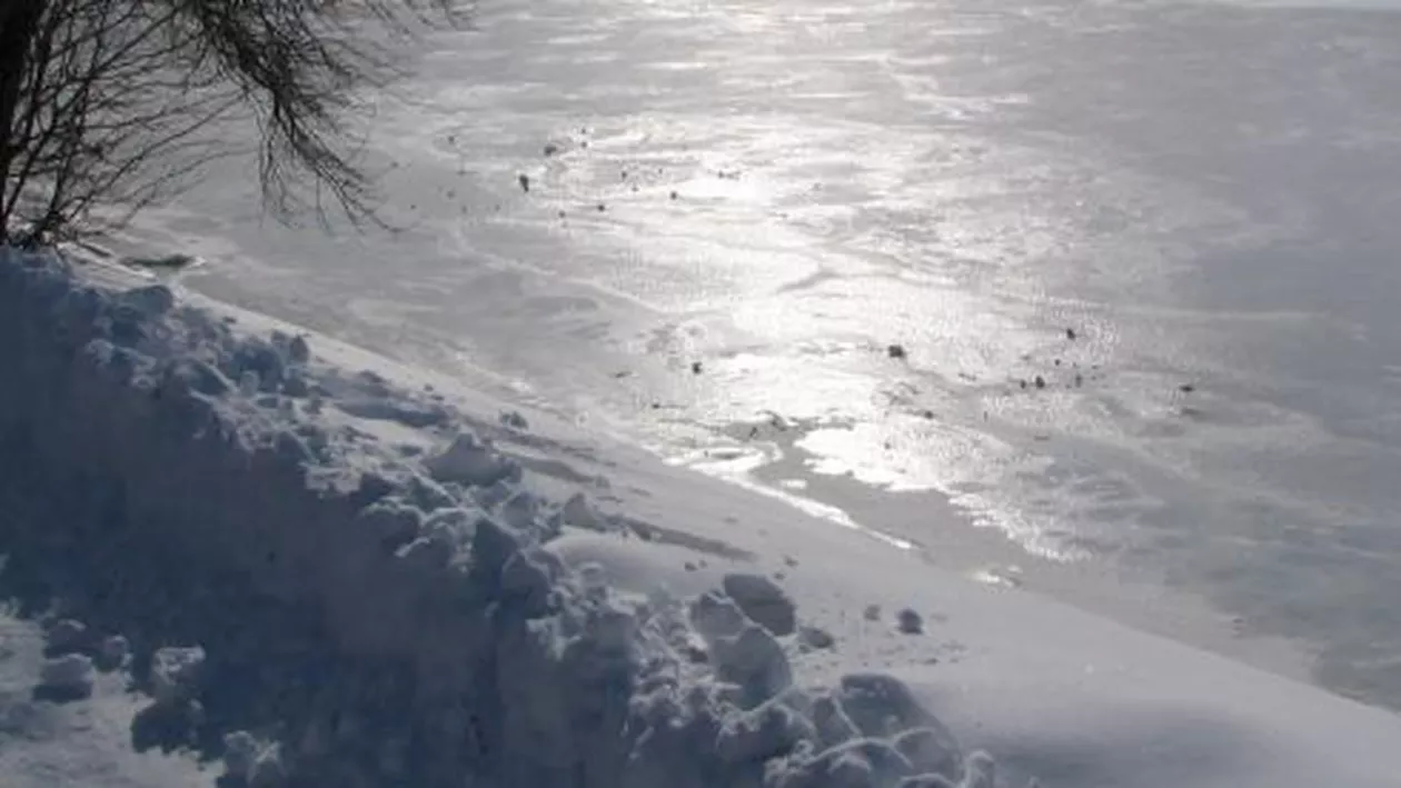 Tulcea: Un bărbat în stare de ebrietate a fost salvat din mijlocul unui lac înghețat