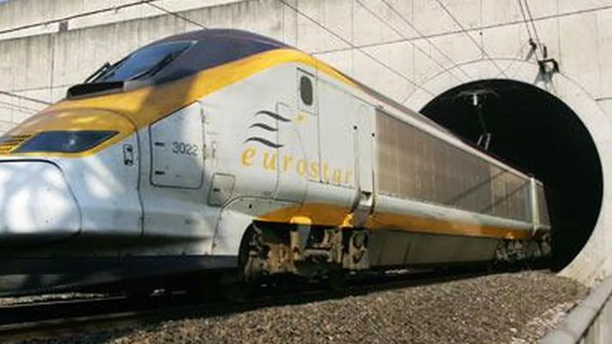 Circa 700 de pasageri au rămas blocați opt ore într-un tren Eurostar pe ruta Londra-Paris