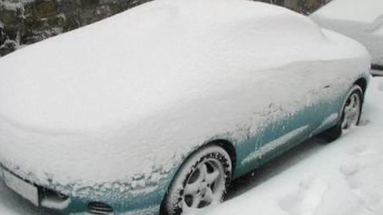 Un iglu pe roți: Un șofer a ieșit pe stradă cu mașina înghețată aproape bocnă (FOTO)