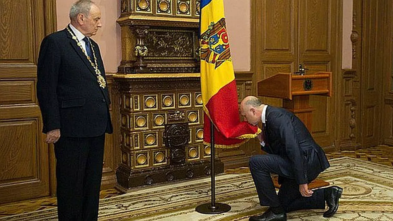 Cum a depus jurământul actualul premier al Republicii Moldova, îngenunchind în prezenţa şefului statului (FOTO)