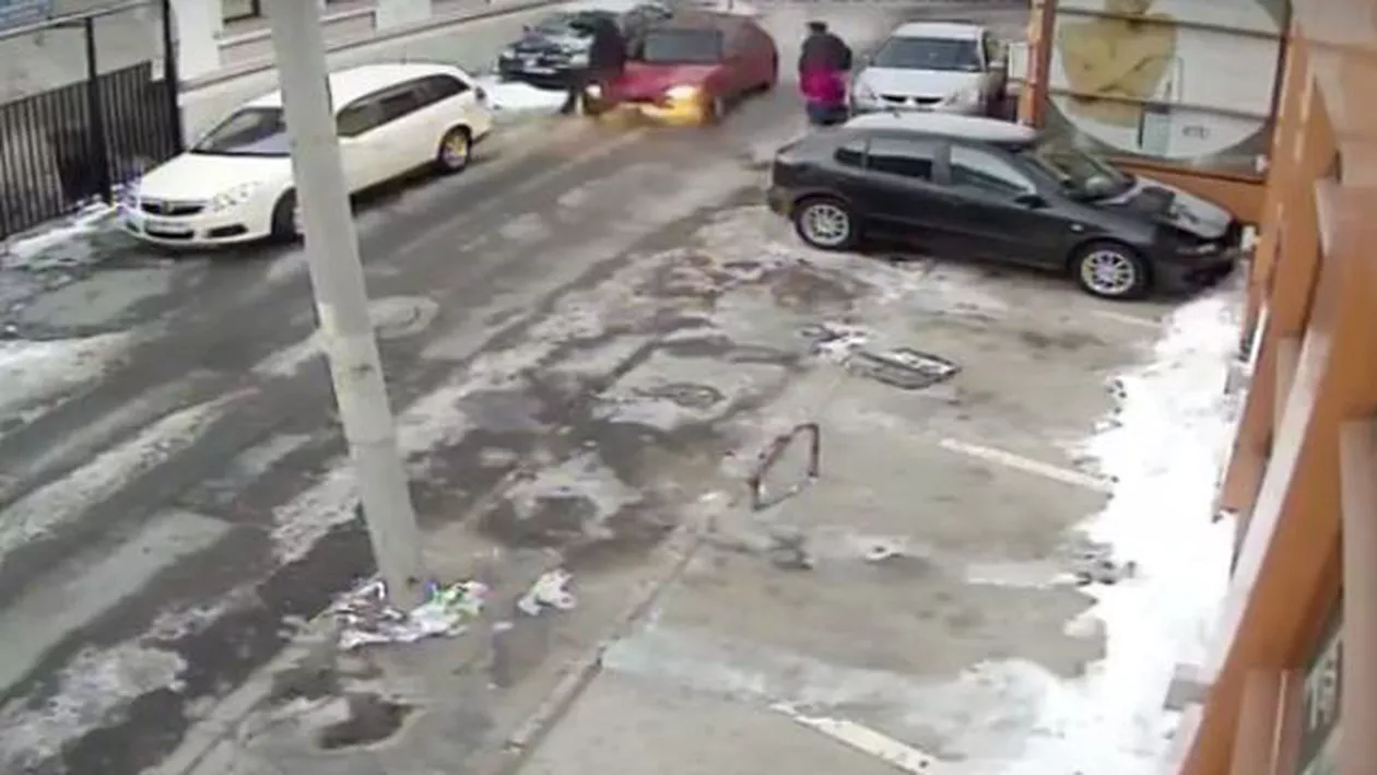 IMAGINI ŞOCANTE în Pitești: Un tânăr a intrat intenţionat cu mașina într-un bărbat cu care avusese un incident în trafic. Scena a fost surprinsă de camerele de supraveghere din zonă (VIDEO)