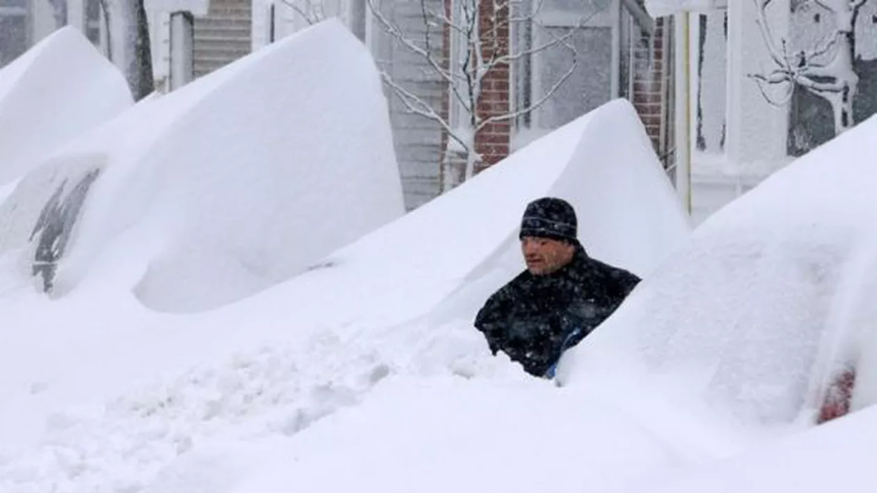 Unii americani se bucură se stratul mare de omăt: Cel mai popular sport extrem în ultimele zile în SUA a fost săritura în zăpadă (VIDEO)