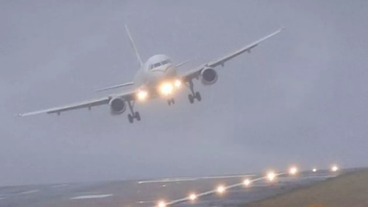 Șapte persoane spitalizate, după ce un avion care zbura către Milano a traversat o zonă cu turbulențe severe (VIDEO)