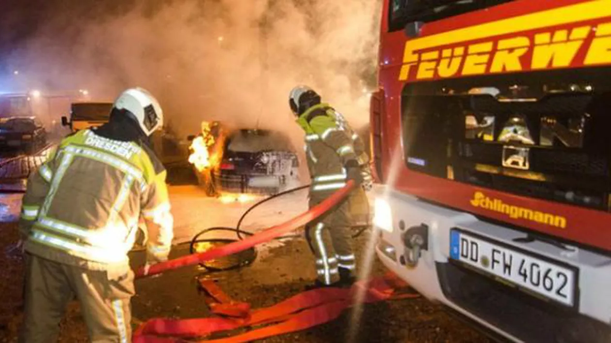 Zece mașini incendiate în orașul german Dresda în timpul unui miting al mișcării antiislam PEGIDA (VIDEO)
