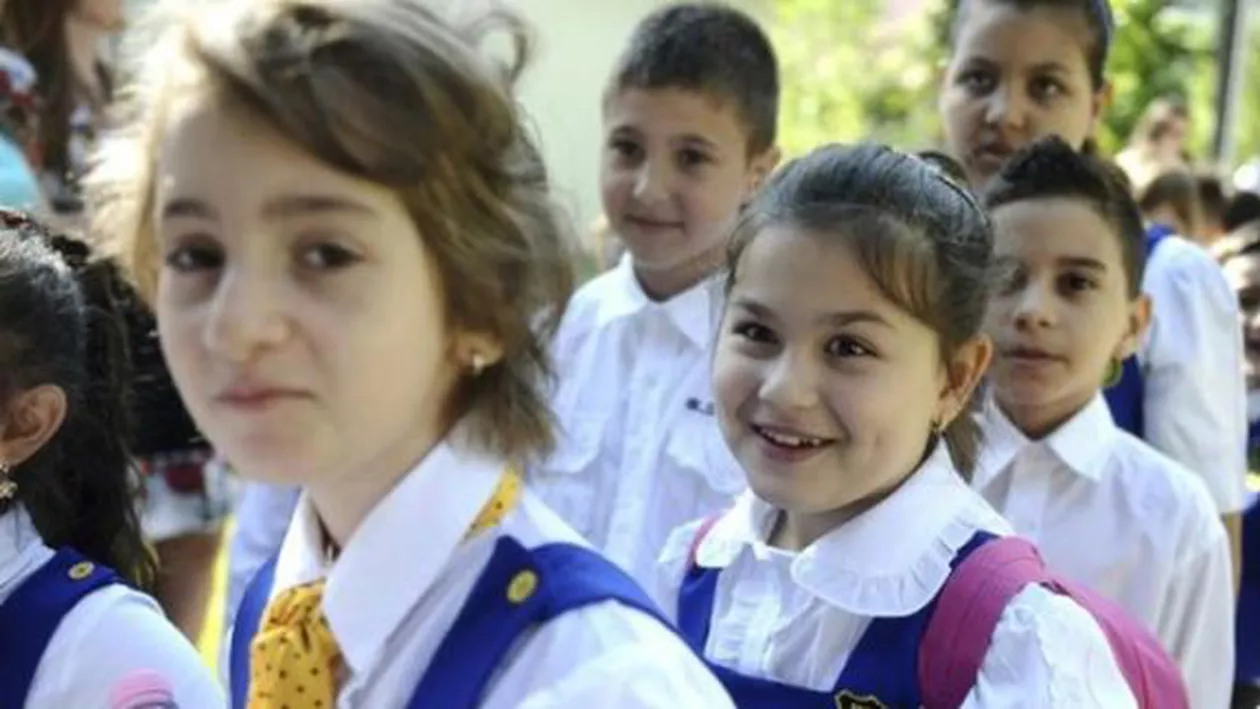 Vâlcea: Profesor de religie acuzat că a arătat imagini obscene unor eleve de clasa a treia