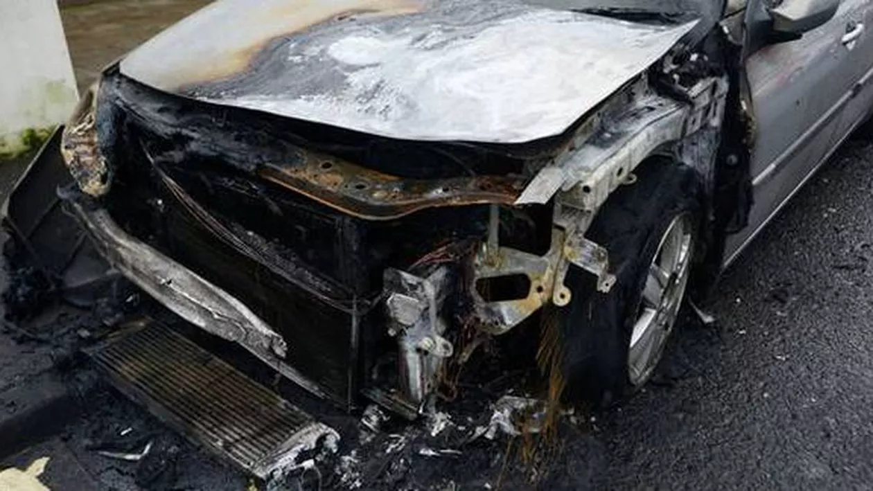 O familie de români din Belfast, victima unui atac motivat rasial. Mașina familiei a fost incendiată