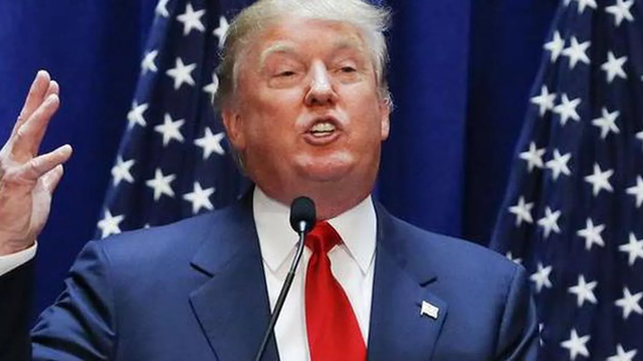 Donald Trump, atacat cu roșii în timpul discursului din Iowa (VIDEO)