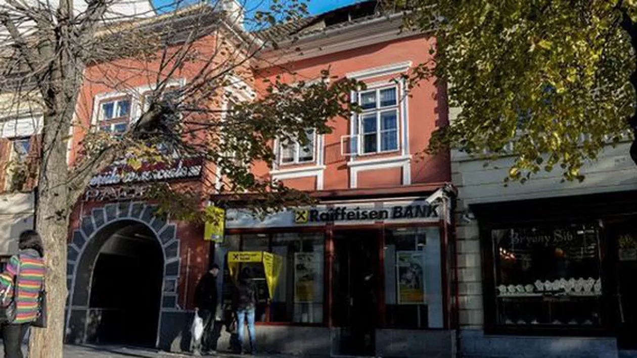 Sibiu: Cinci jandarmi, cercetați pentru că au dus la poliție doi turiși care fotografiau casa președintelui Iohannis