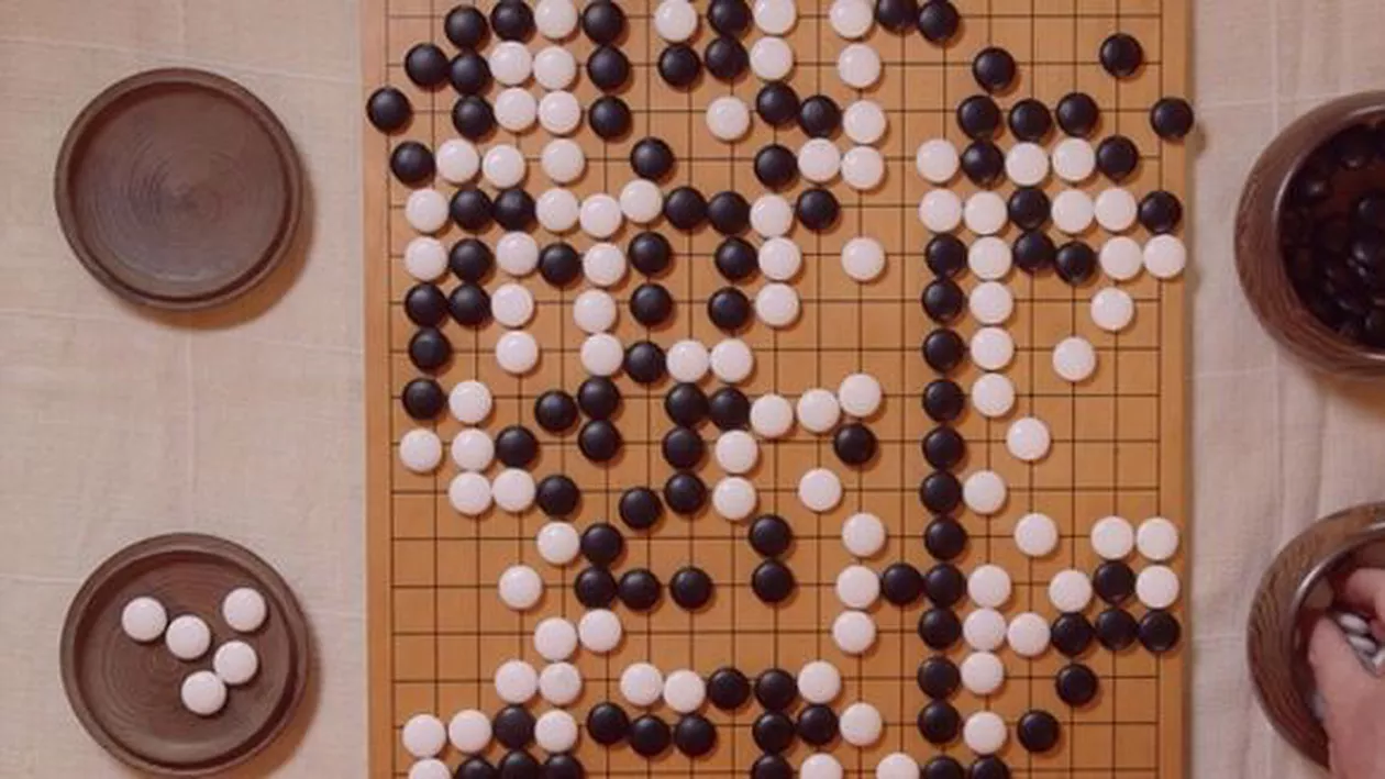 Progres în domeniul inteligenței artificiale. Un program creat de Google a reușit să învingă în cinci meciuri consecutive campionul european la Go, unul dintre cele mai complexe jocuri (VIDEO)