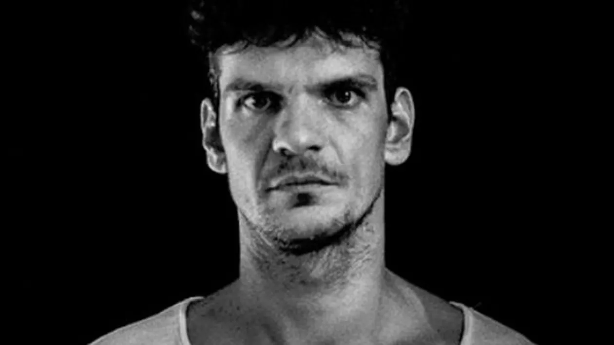 O fotografie cu o fetiță cerșind în fața unui magazin Mega Image stârnește controverse. Tudor Chirilă: Reprezentanții retailerului ar fi trebuit să sune la 112 (FOTO)